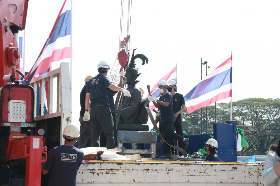 Ceremonia de inauguración y dedicación de la estatua del Rey Prajadhipok (antigua estatua) en el edificio del Parlamento