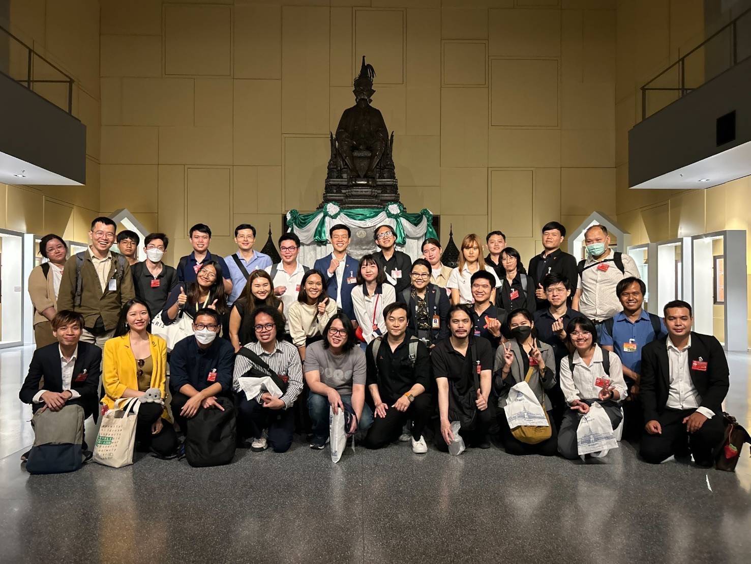 คณะผู้เข้าร่วมโครงการอาสาสมัครหอสมุดรัฐสภา กิจกรรม Hack เจตนารมณ์รัฐธรรมนูญ 2560 