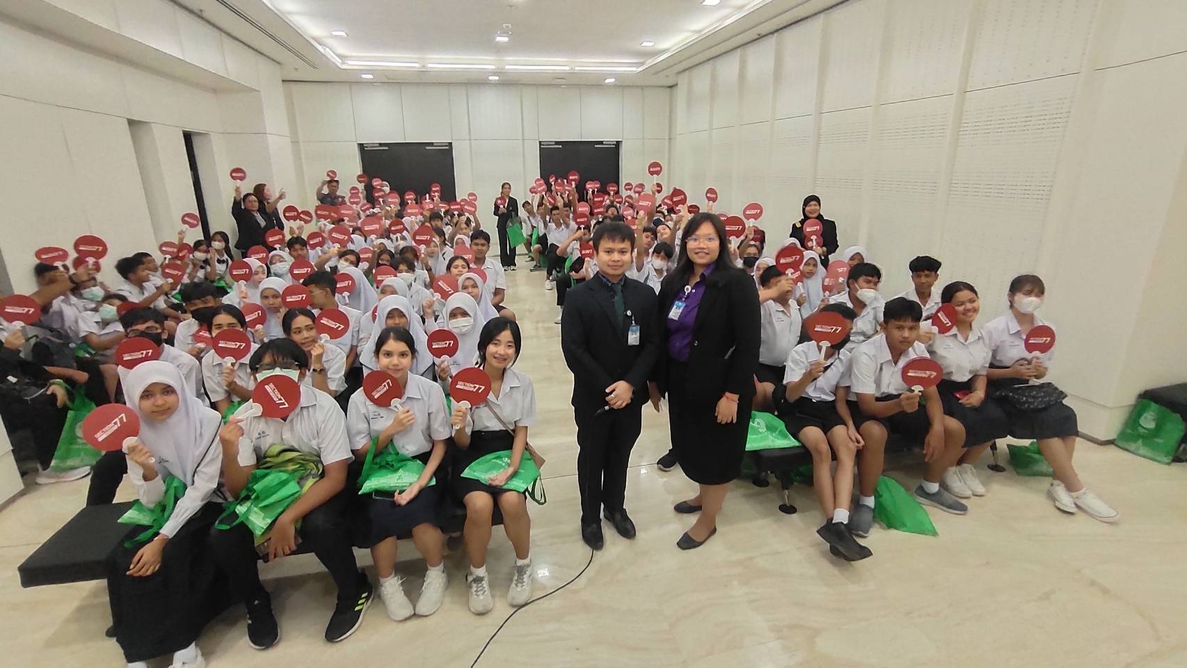 คณะนักเรียนห้องเรียนภาษาอังกฤษ  ชั้นมัธยมศึกษาปีที่ 1 - 6  และคณะครู โรงเรียนนราธิวาส อำเภอเมือง จังหวัดนราธิวาส