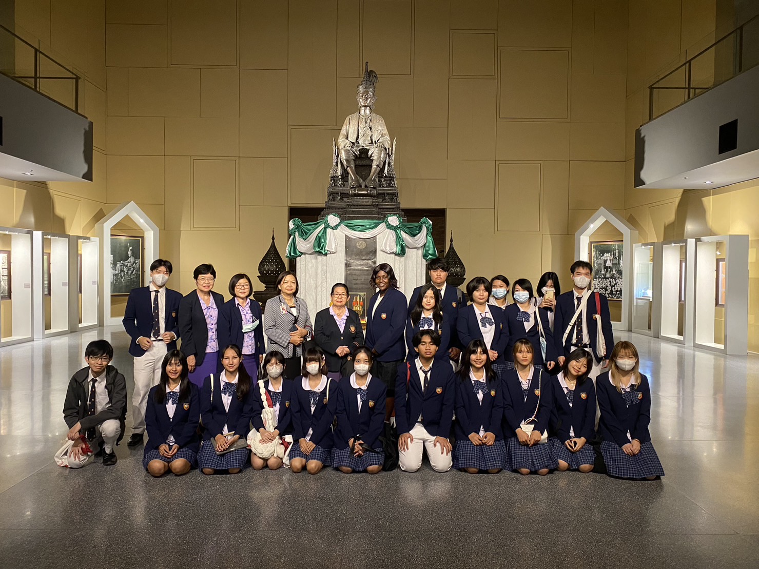 คณะครูและนักเรียน สาขาวิชาภาษาต่างประเทศ ระดับประกาศนียบัตรวิชาชีพ (ปวช.) โรงเรียนกรุงเทพการบัญชีวิทยาลัย เขตราชเทวี กรุงเทพมหานคร