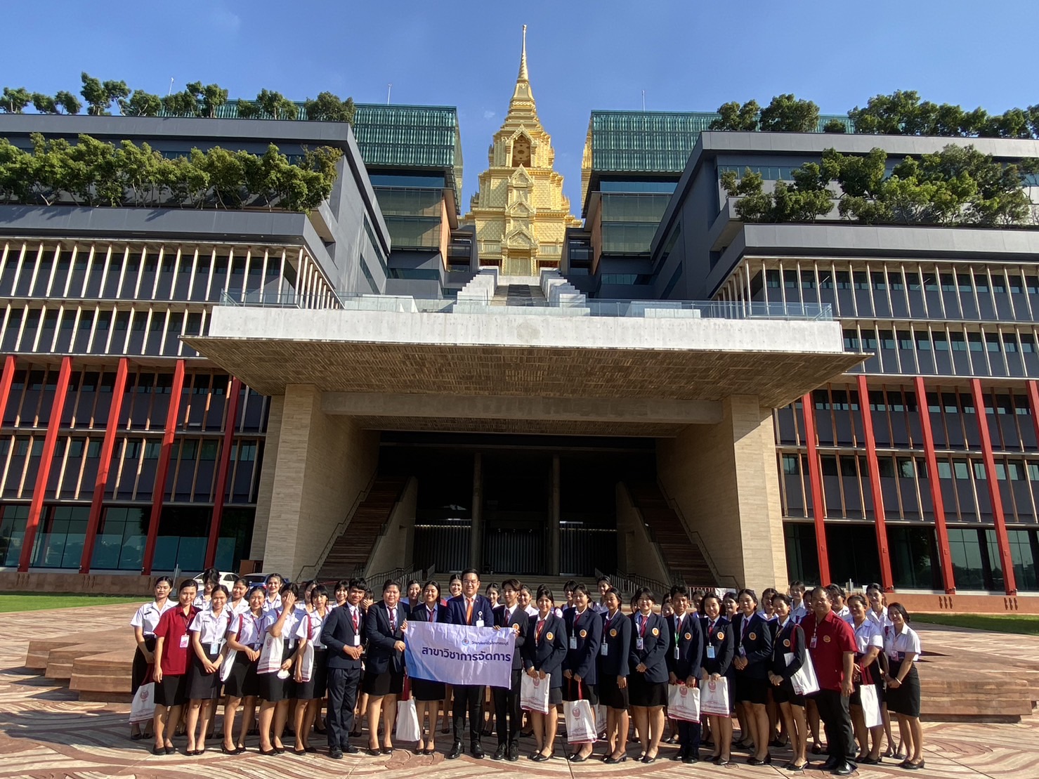 คณะครูและนักศึกษา สาขาวิชาการจัดการ วิทยาลัยอาชีวศึกษาสระบุรี สถาบันการอาชีวศึกษาภาคกลาง อำเภอเมือง จังหวัดสระบุรี 