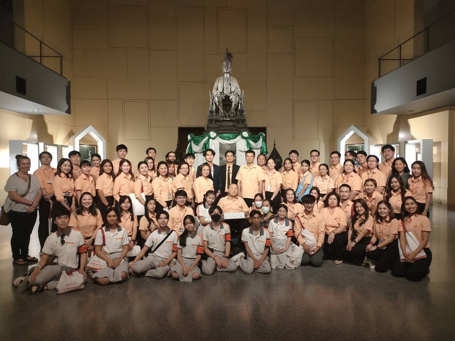 คณะผู้บริหาร คณะครู และคณะกรรมการนักเรียนโรงเรียนดรุณสิกขาลัย มหาวิทยาลัยเทคโนโลยีพระจอมเกล้าธนบุรี เขตทุ่งครุ กรุงเทพมหานคร