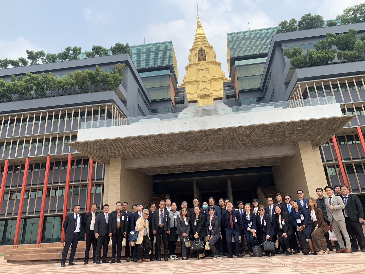 คณะผู้เข้ารับการศึกษาอบรมหลักสูตรวุฒิบัตรการพัฒนาศักยภาพ ของผู้ช่วยและผู้ปฏิบัติงานของสมาชิกรัฐสภา รุ่นที่ 26/2 ประจำปี 2567 จากสถาบันพระปกเกล้า จำนวน 78 คน 
