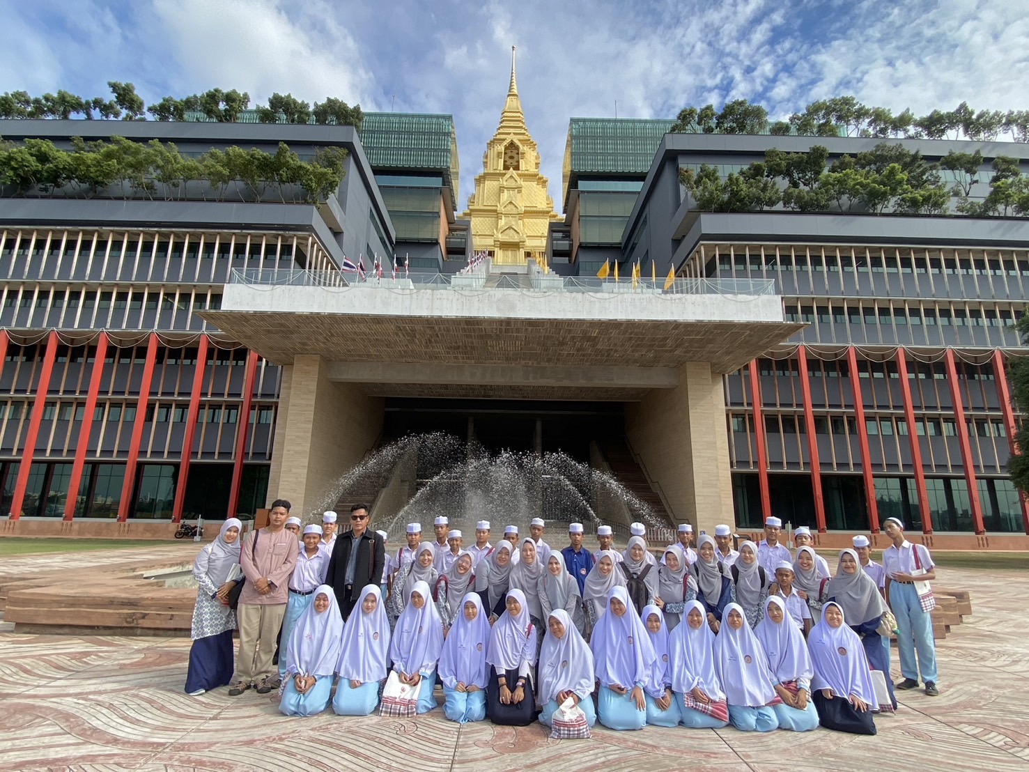 คณะครู และนักเรียน โรงเรียนศาสน์พิทยาคม จังหวัดกระบี่ จำนวน 47 คน 