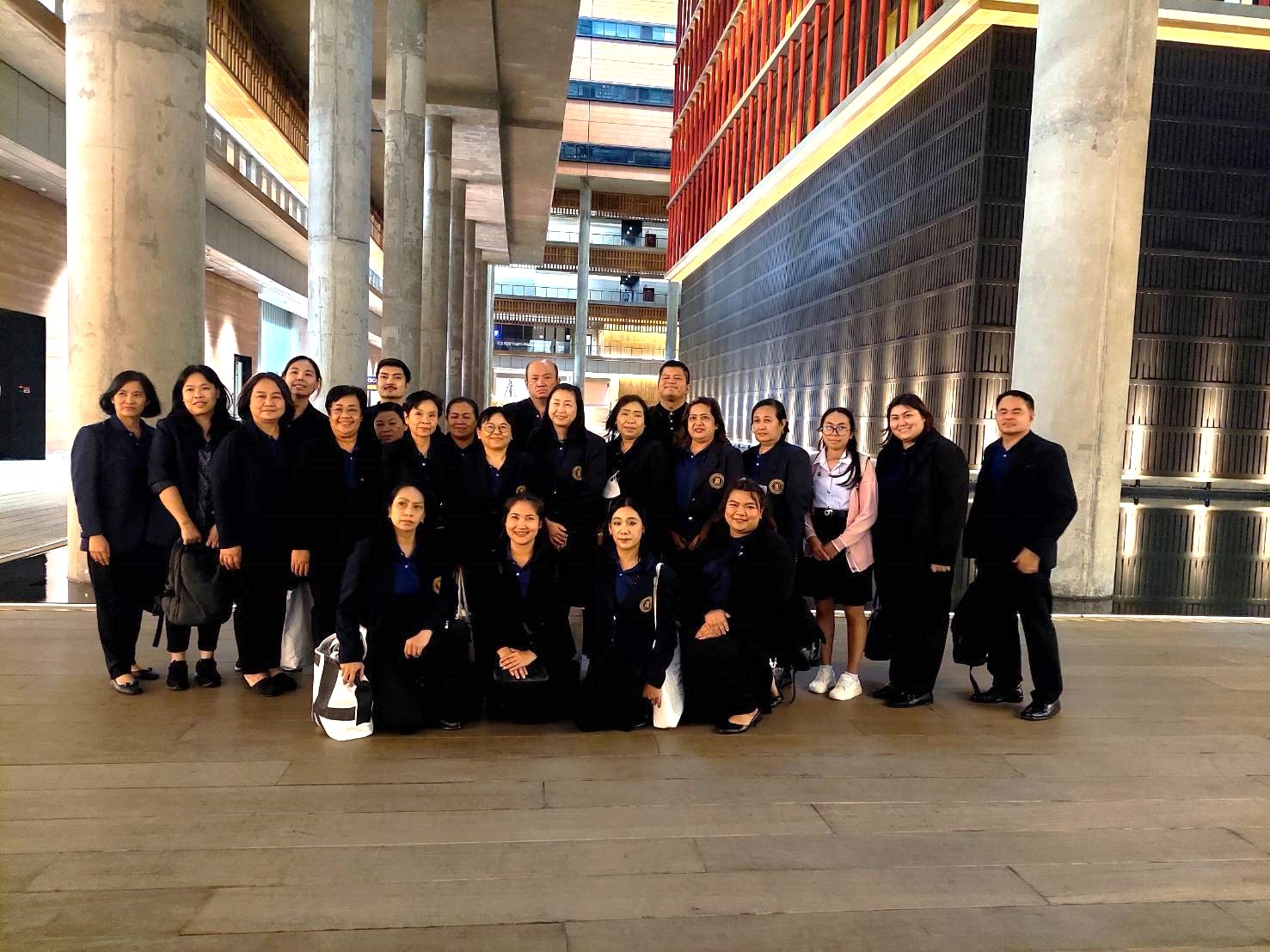 บุคลากร จากศูนย์บรรณสารสนเทศ มหาวิทยาลัยหัวเฉียวเฉลิมพระเกียรติ เขตป้อมปราบ กรุงเทพมหานคร จำนวน 24 คน  