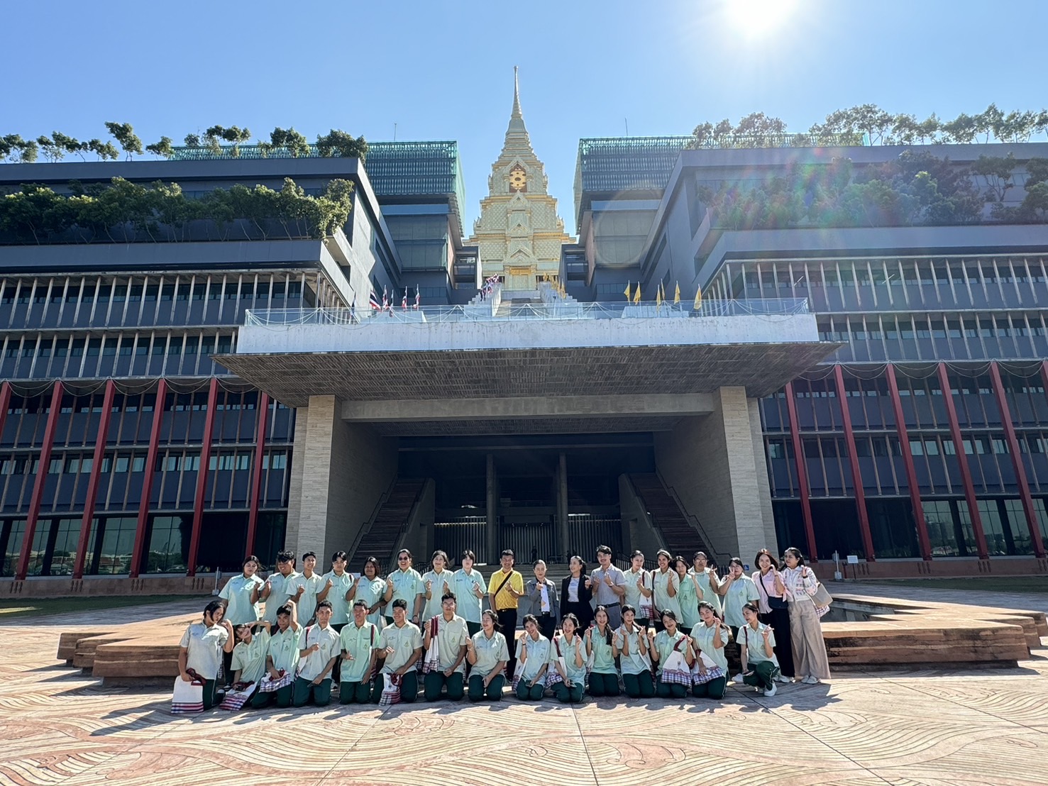 คณะครูและผู้บริหาร โรงเรียนเทศบาลปลูกปัญญาในพระอุปถัมถ์ฯ อำเภอเมืองภูเก็ต จังหวัดภูเก็ต จำนวน 35 คน