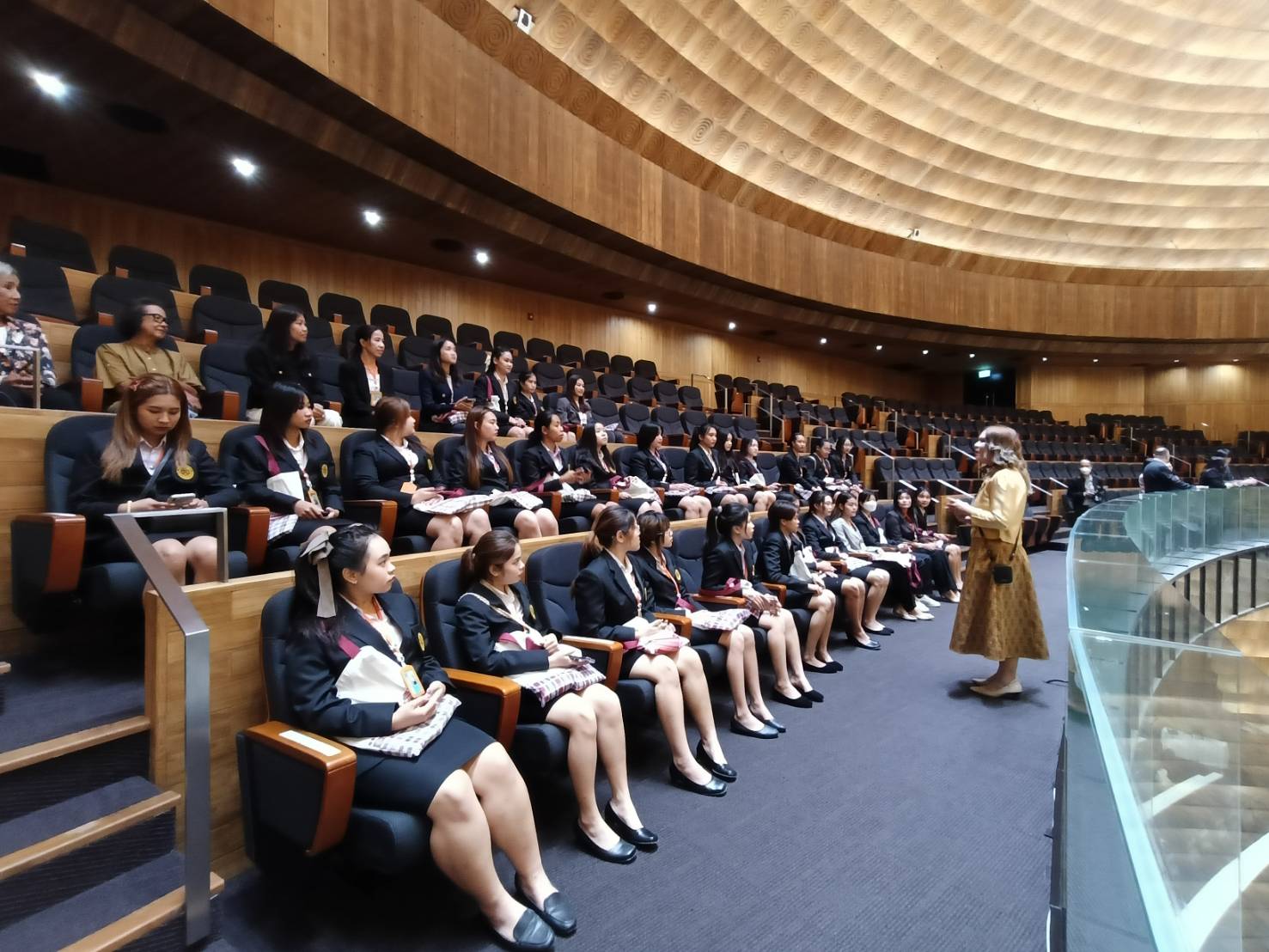 คณะครูและผู้บริหาร โรงเรียนเทศบาลปลูกปัญญาในพระอุปถัมถ์ฯ อำเภอเมืองภูเก็ต จังหวัดภูเก็ต จำนวน 35 คน