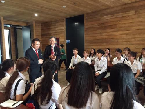 คณะอาจารย์และนักศึกษาหลักสูตรไทยศึกษา วิทยาลัยนานาชาติปรีดี พนมยงค์ มหาวิทยาลัยธรรมศาสตร์ จำนวน 26 คน