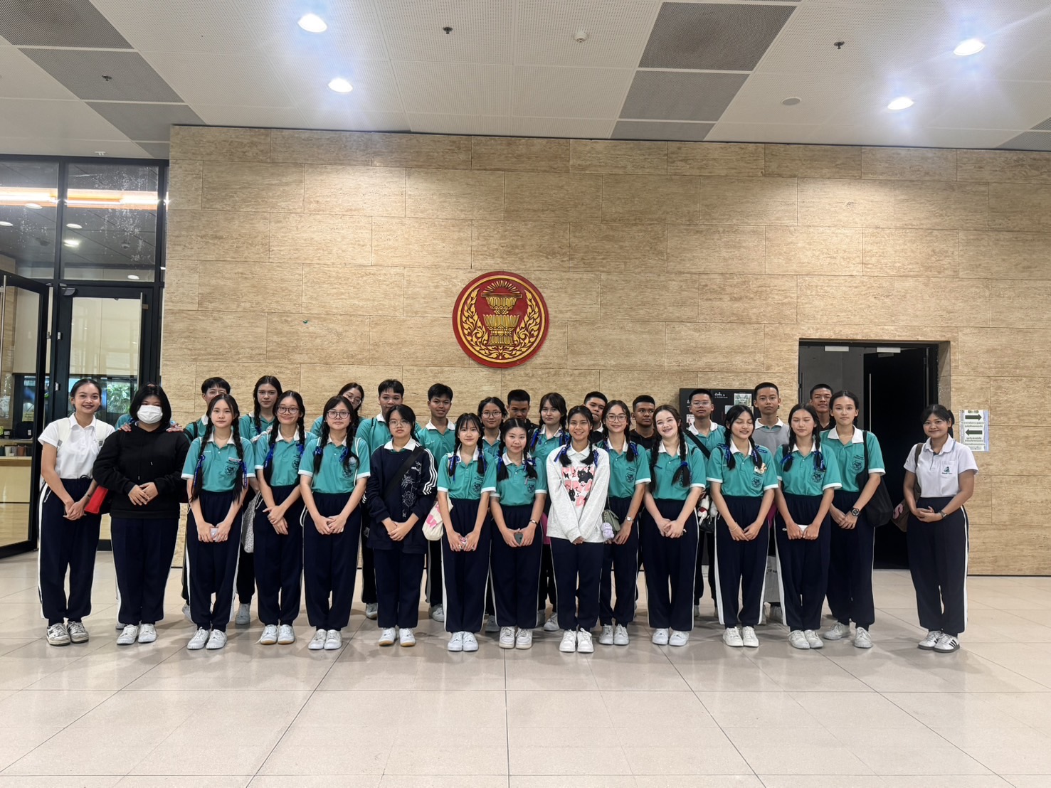 คณะครูและนักเรียน โรงเรียนมารีวิทย์ อำเภอบางละมุง จังหวัดชลบุรี จำนวน 29 คน