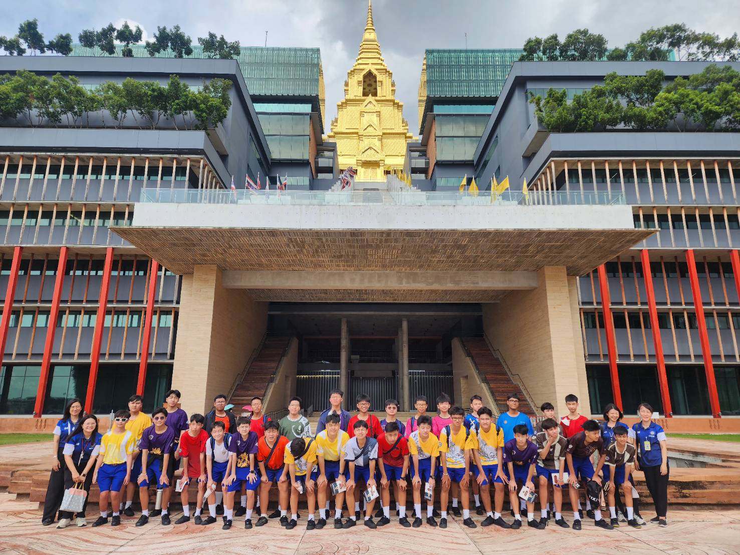 คณะนักเรียนระดับชั้นมัธยมศึกษาปีที่ 3 และครูผู้ดูแล โรงเรียนเซนต์คาเบรียล เขตดุสิต กรุงเทพฯ จำนวน 38 คน 