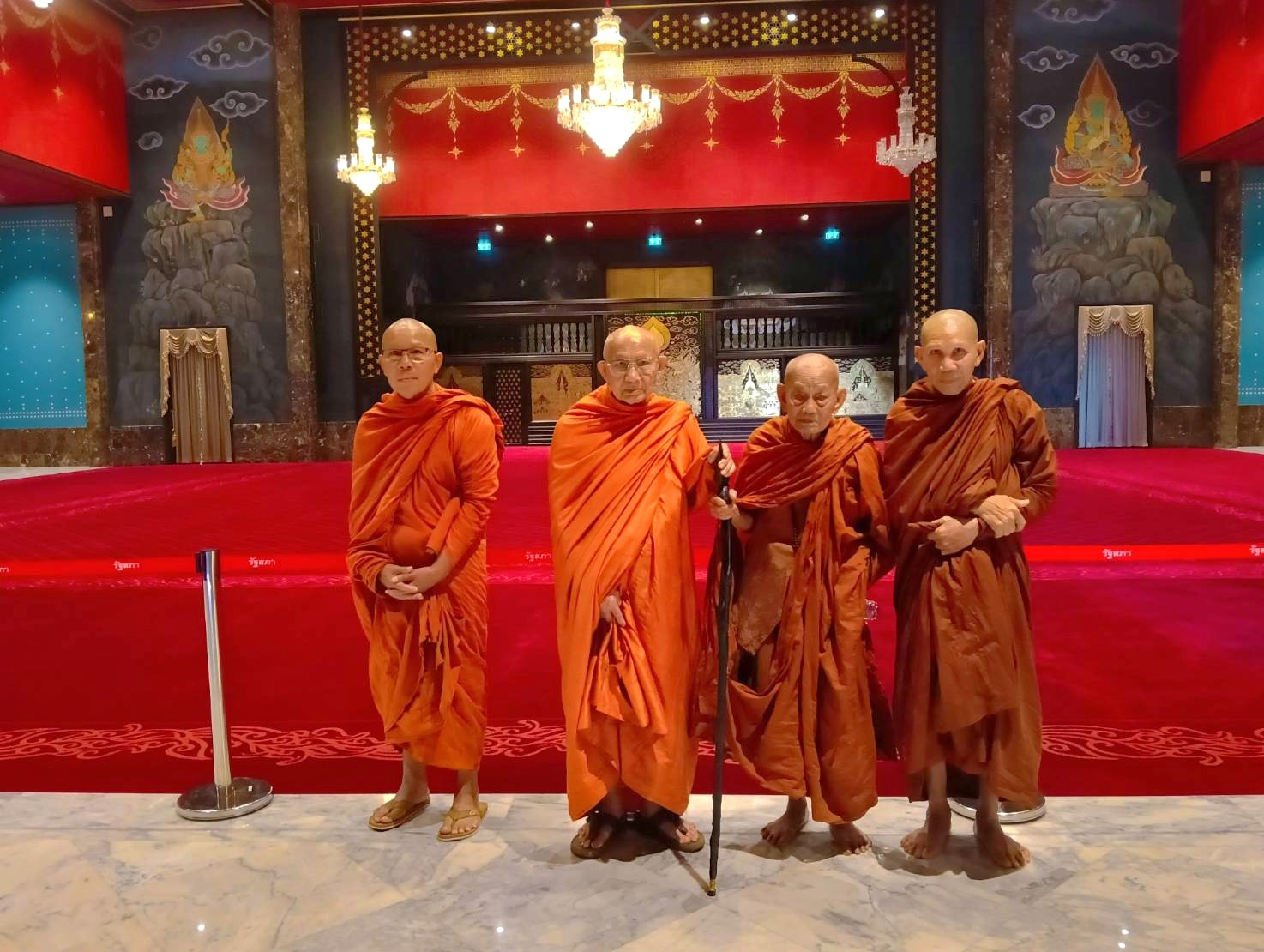 ลวงปู่คำแปลง ปุณฺณชิ และ หลวงพ่อ รุ่งอรุณ พลคุโณ วัดหนองบัวคำแสน อำเภอนากลาง จังหวัดหนองบัวลำภู หลวงปู่ศิลา สุมังคโล จากวัดป่าท่าสิมมา บ้านกุดนาค้อ ตำบลตาดทอง จังหวัดอุดรธานี และผู้ติดตามจำนวน 10 คน