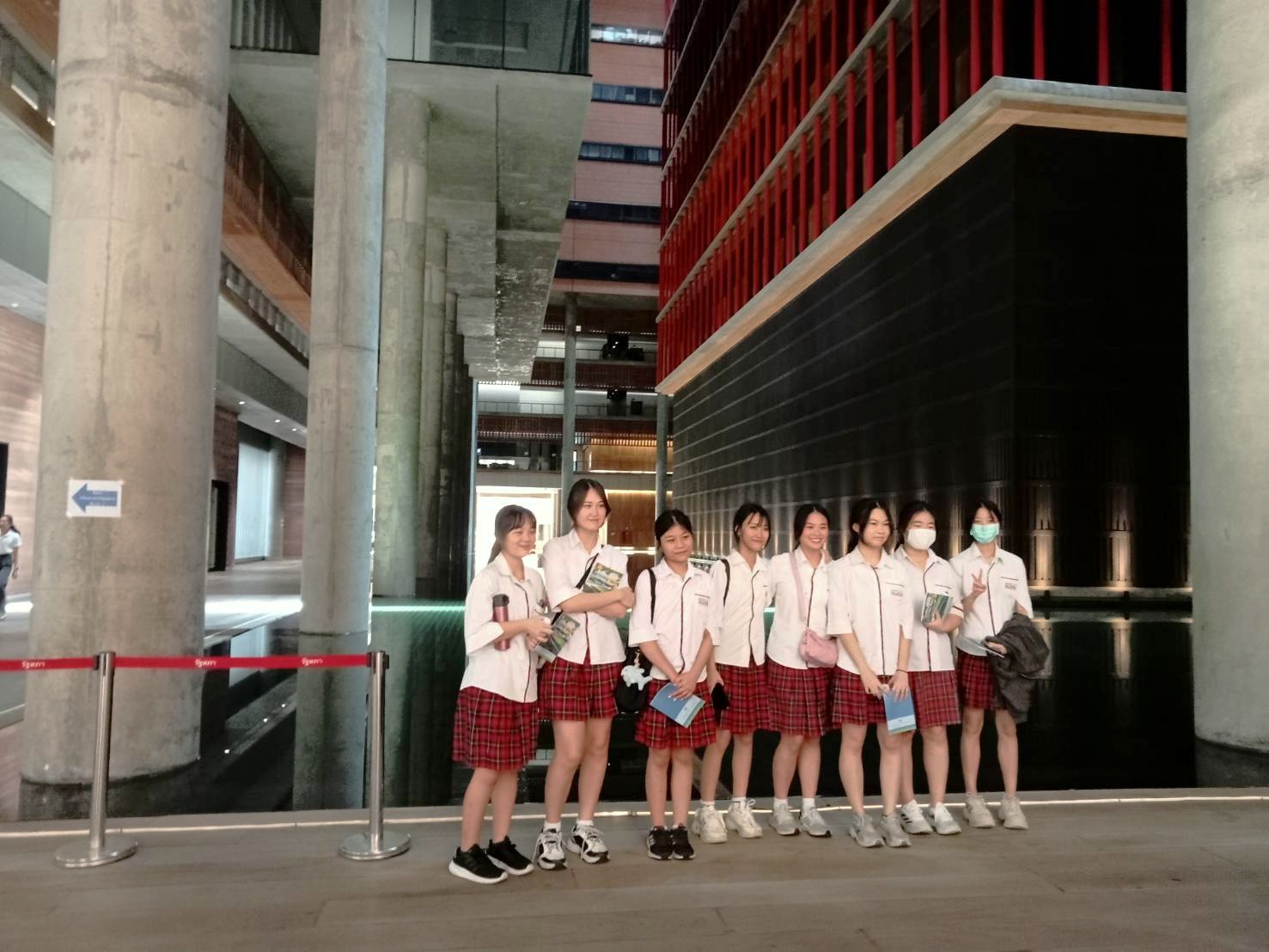 คณะครูและนักเรียนชั้นปีที่ 4 โรงเรียนนานาชาติแองโกลสิงคโปร์ เขตพระโขนง กรุงเทพฯ จำนวน 49 คน