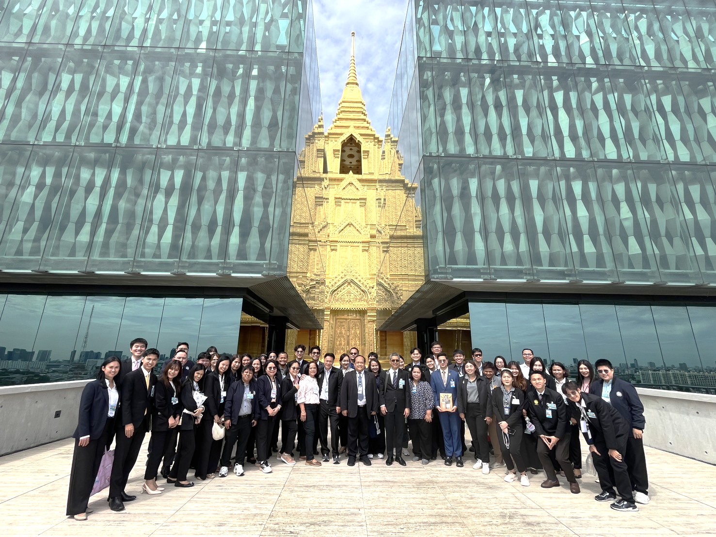 คณะผู้เข้าร่วมโครงการพัฒนาศักยภาพผู้ประสานงานกิจการรัฐสภา ของสำนักงานเลขาธิการนายกรัฐมนตรี ทำเนียบรัฐบาล จำนวน 60 คน เข้าเยี่ยมชมรัฐสภา