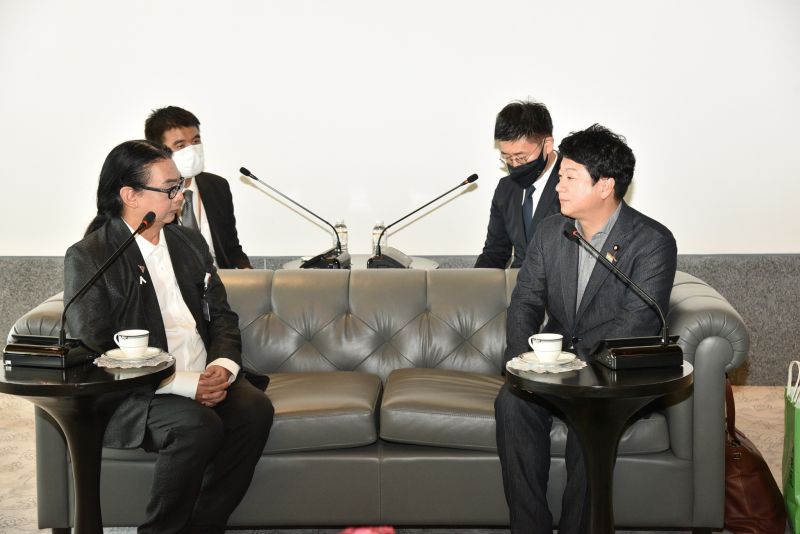 タンヤワット衆議院議員は日本の参議院議員と　「性的マイノリティ平等の促進」に関する会談を行い、国会議事堂の施設を案内しました。